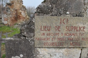 Placas como esta recuerdan en Oradour los lugares donde fueron hallados cuerpos de vecinos asesinados por los SS.